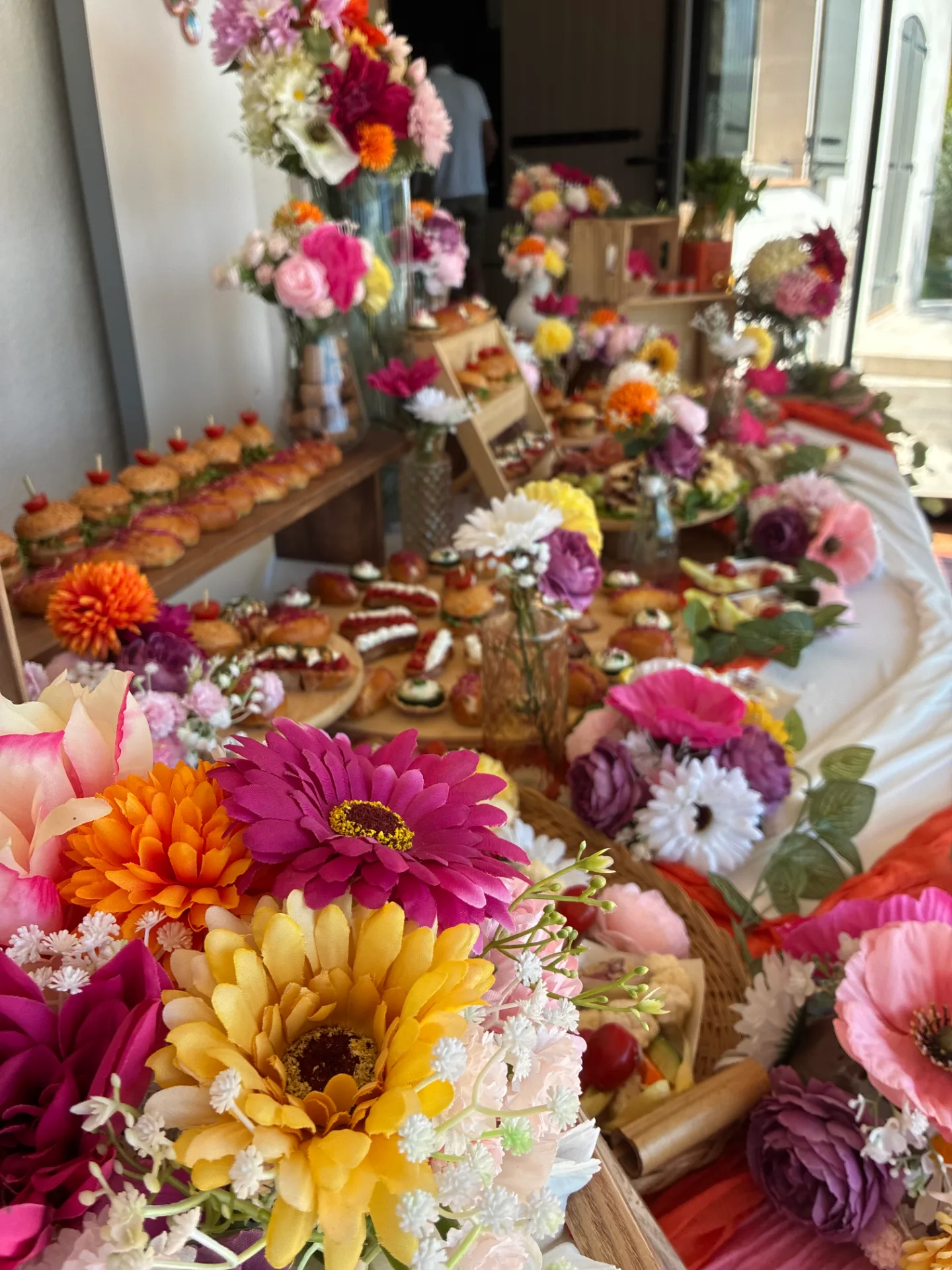 Buffet fleuri et coloré avec bouchées et fleurs fraîches