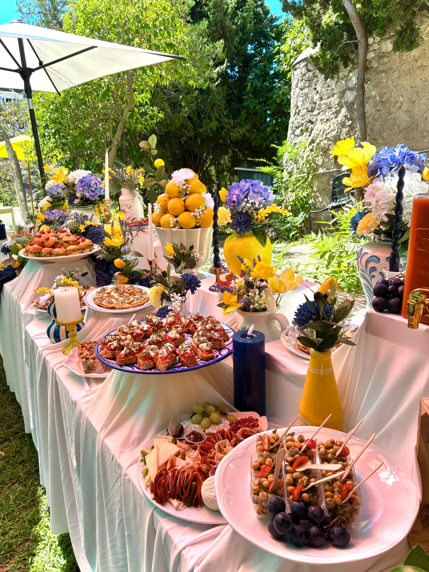 Buffet fleuri installé dans un jardin