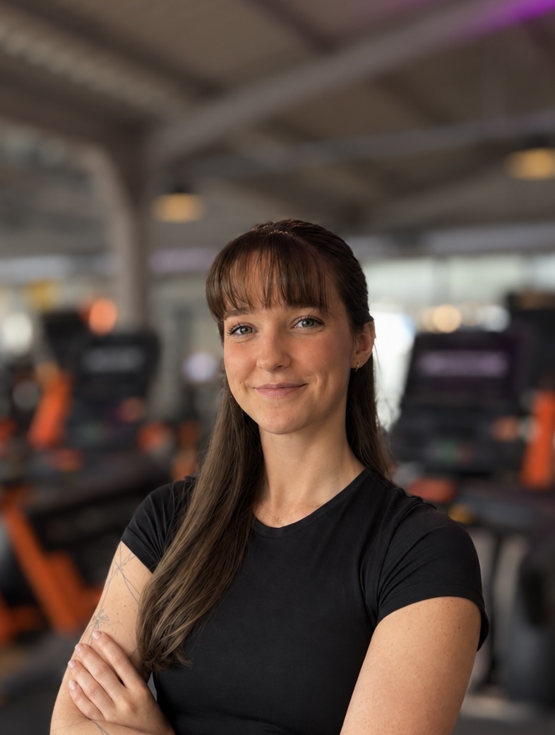 Emma accompagne une femme pendant un squat en salle