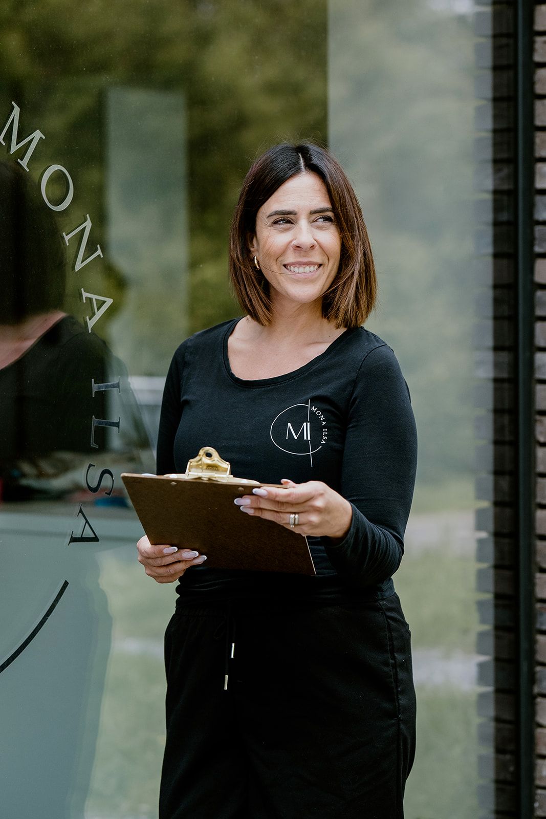 Mona Ilsa, event designer, au travail lors d'une décoration de mariage