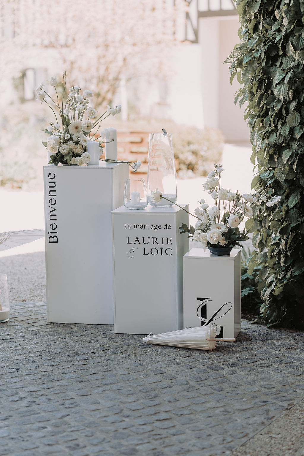 Panneaux d'accueil, mariage blanc et noir décoré par Mona Ilsa, décoratrice de mariage