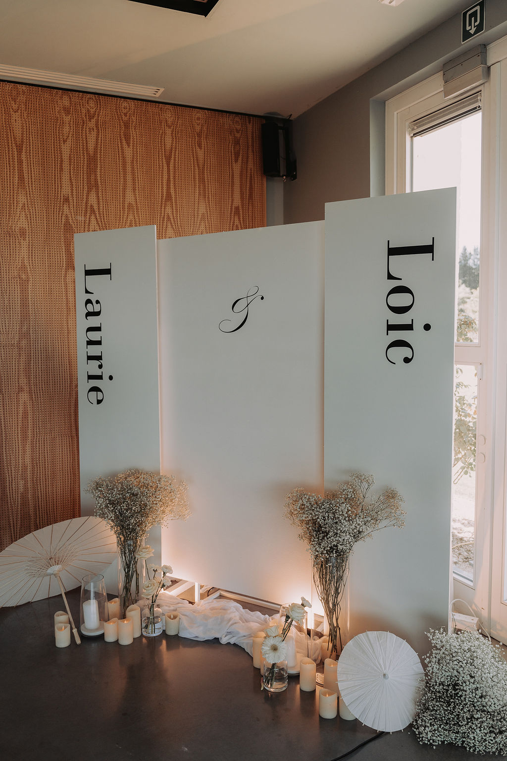 Décor des mariés aux bougies, mariage blanc et noir décoré par Mona Ilsa, décoratrice de mariage