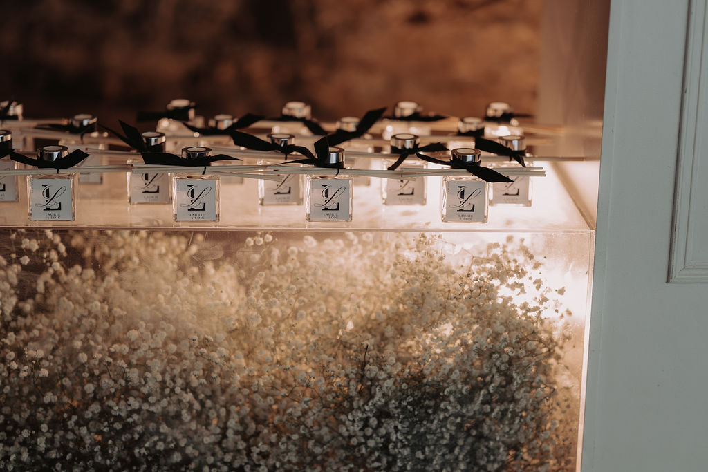 Cadeaux invités et gypsophile, mariage blanc et noir décoré par Mona Ilsa, décoratrice de mariage