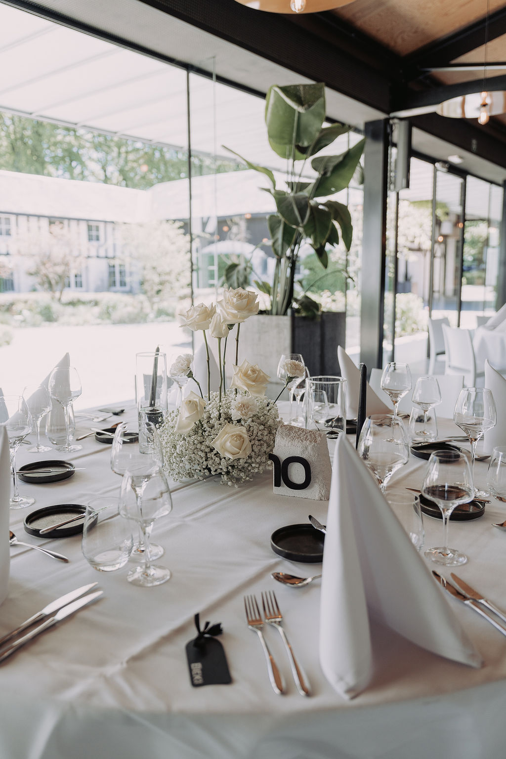 Table dressée, mariage blanc et noir décoré par Mona Ilsa, décoratrice de mariage