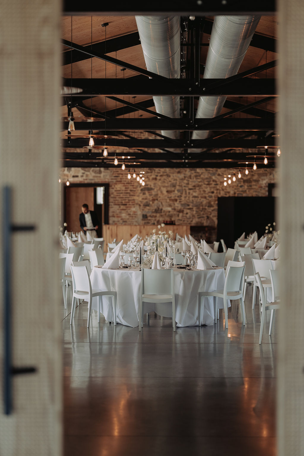 Salle de réception, mariage blanc et noir décoré par Mona Ilsa, décoratrice de mariage