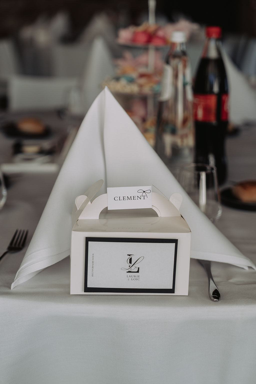 Cadeau invité, mariage blanc et noir décoré par Mona Ilsa, décoratrice de mariage