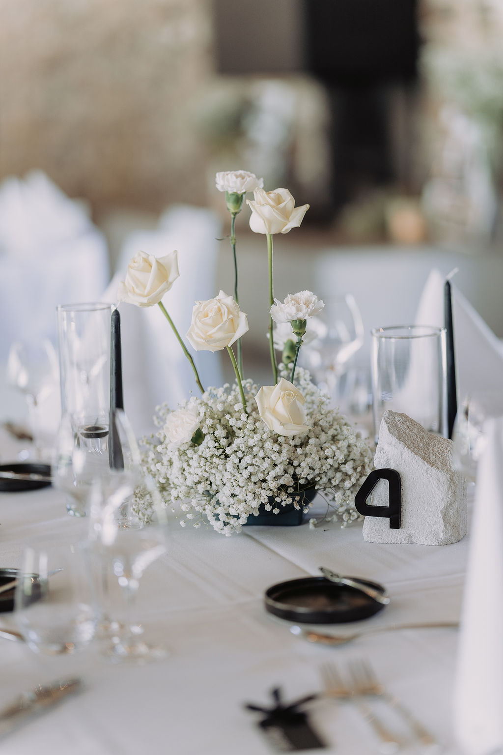 Centre de table, mariage blanc et noir décoré par Mona Ilsa, décoratrice de mariage