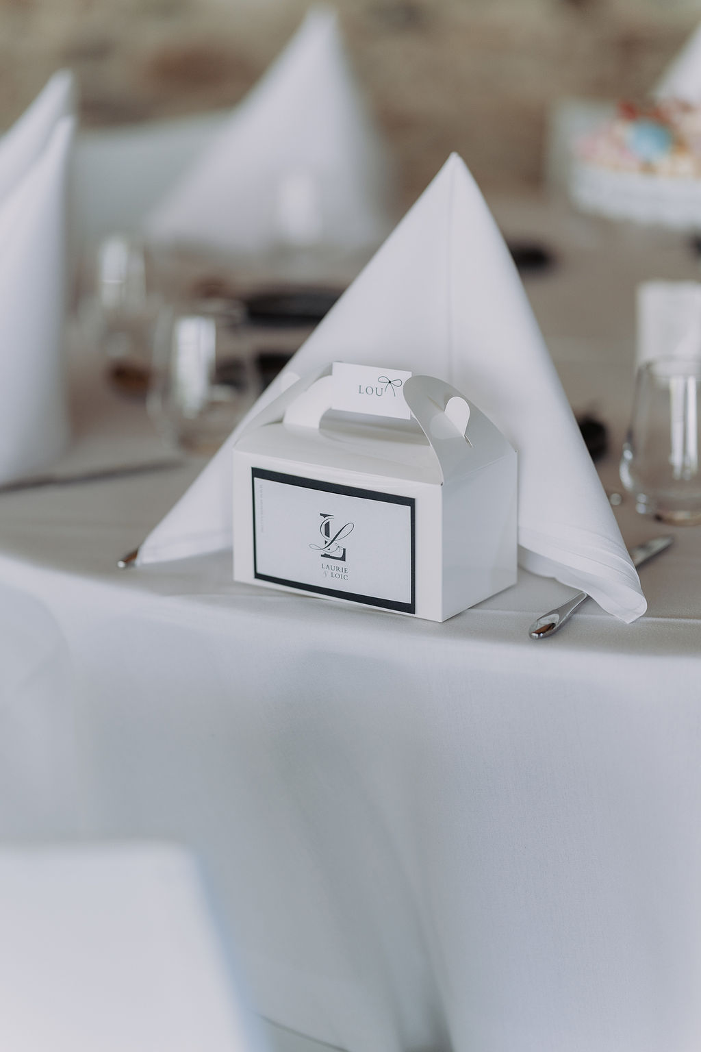 Boîte cadeau, mariage blanc et noir décoré par Mona Ilsa, décoratrice de mariage