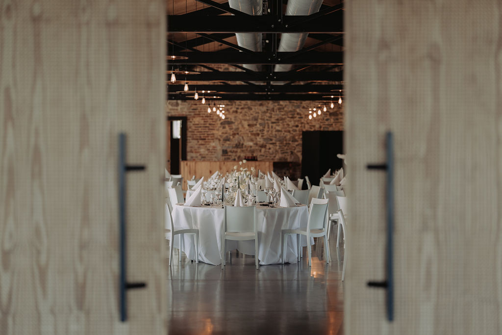 Salle de réception, mariage blanc et noir décoré par Mona Ilsa, décoratrice de mariage