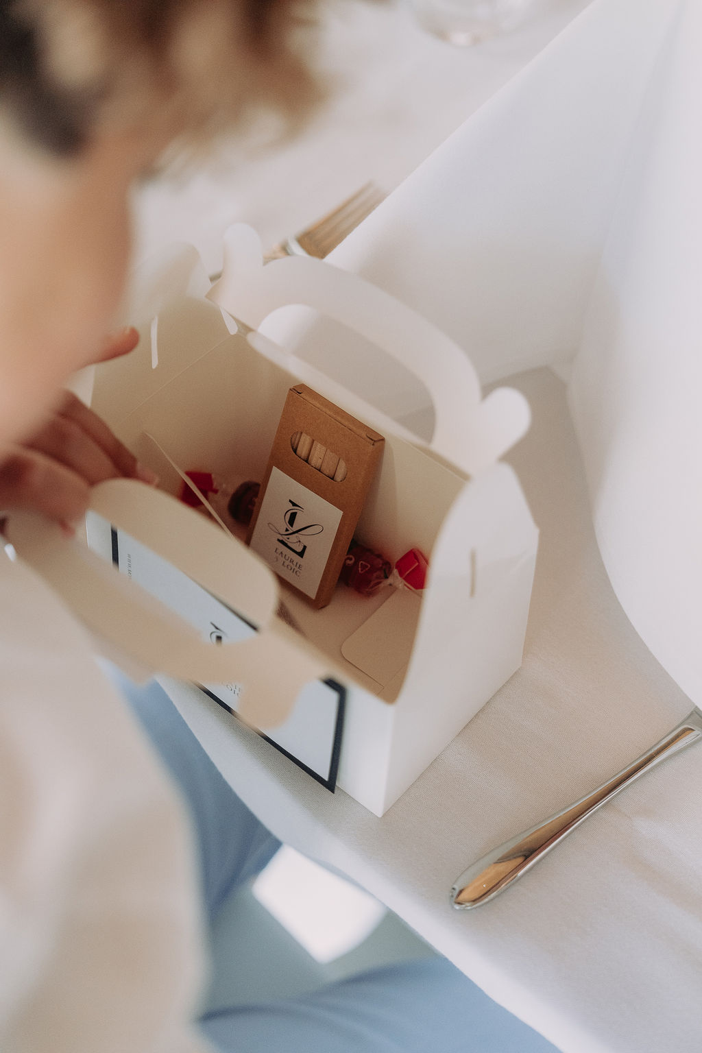 Cadeau invité ouvert, mariage blanc et noir décoré par Mona Ilsa, décoratrice de mariage