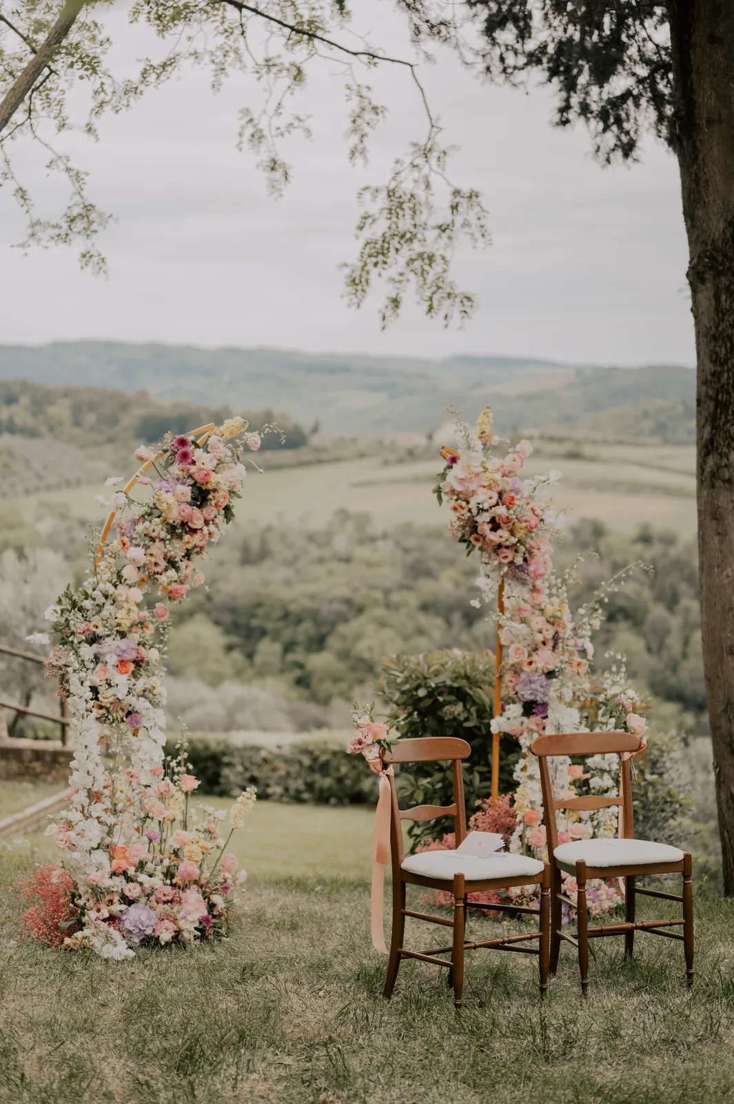 Arche florale face au paysage, mariage en italie décoré par Mona Ilsa, décoratrice de mariage