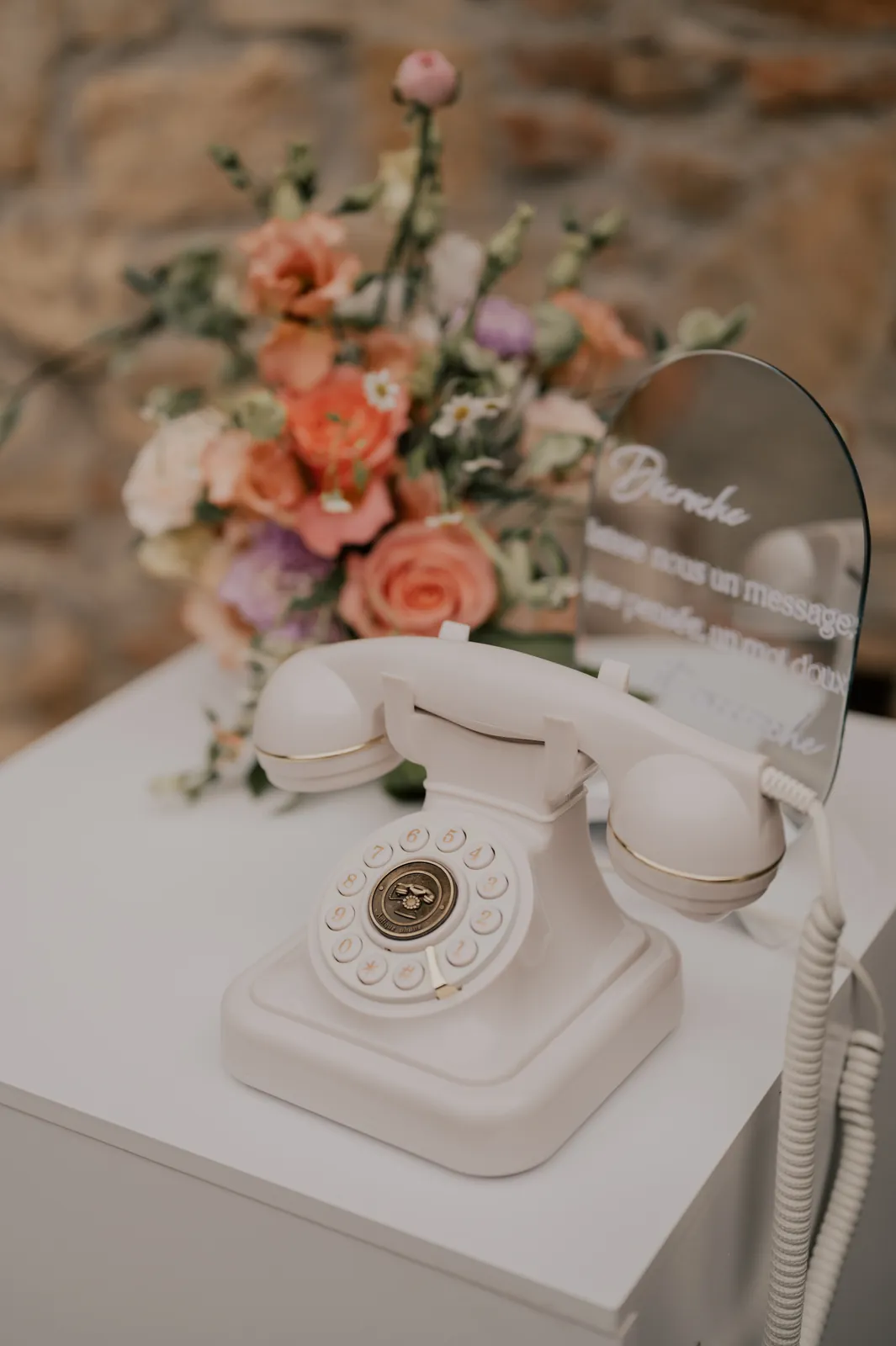 Téléphone rétro fleuri, mariage en italie décoré par Mona Ilsa, décoratrice de mariage