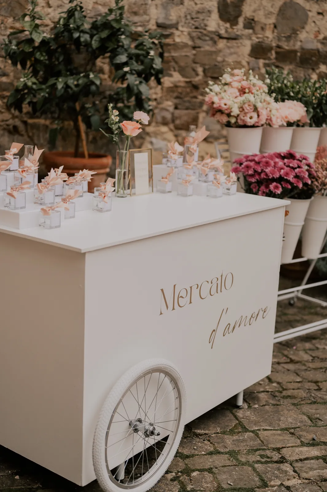 Chariot « Mercato d'amore », mariage en italie décoré par Mona Ilsa, décoratrice de mariage