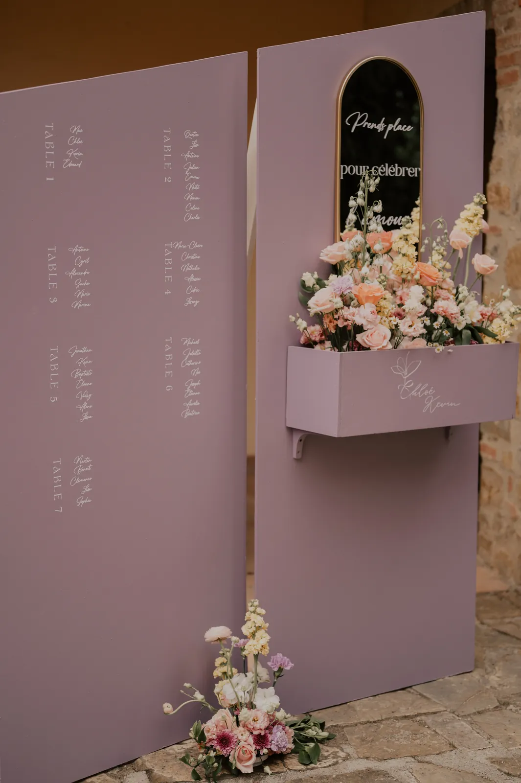 Plan de table mauve et fleuri, mariage en italie décoré par Mona Ilsa, décoratrice de mariage
