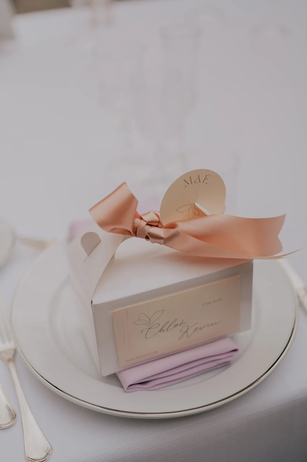 Cadeau invité sur assiette, mariage en italie décoré par Mona Ilsa, décoratrice de mariage