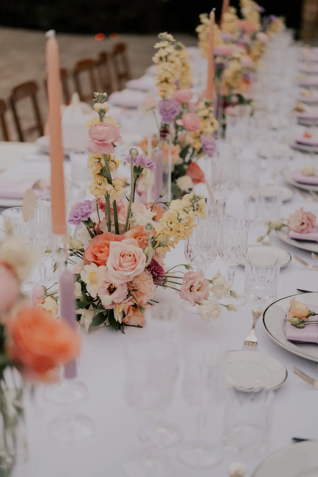 Centre de table fleuri, mariage en italie décoré par Mona Ilsa, décoratrice de mariage