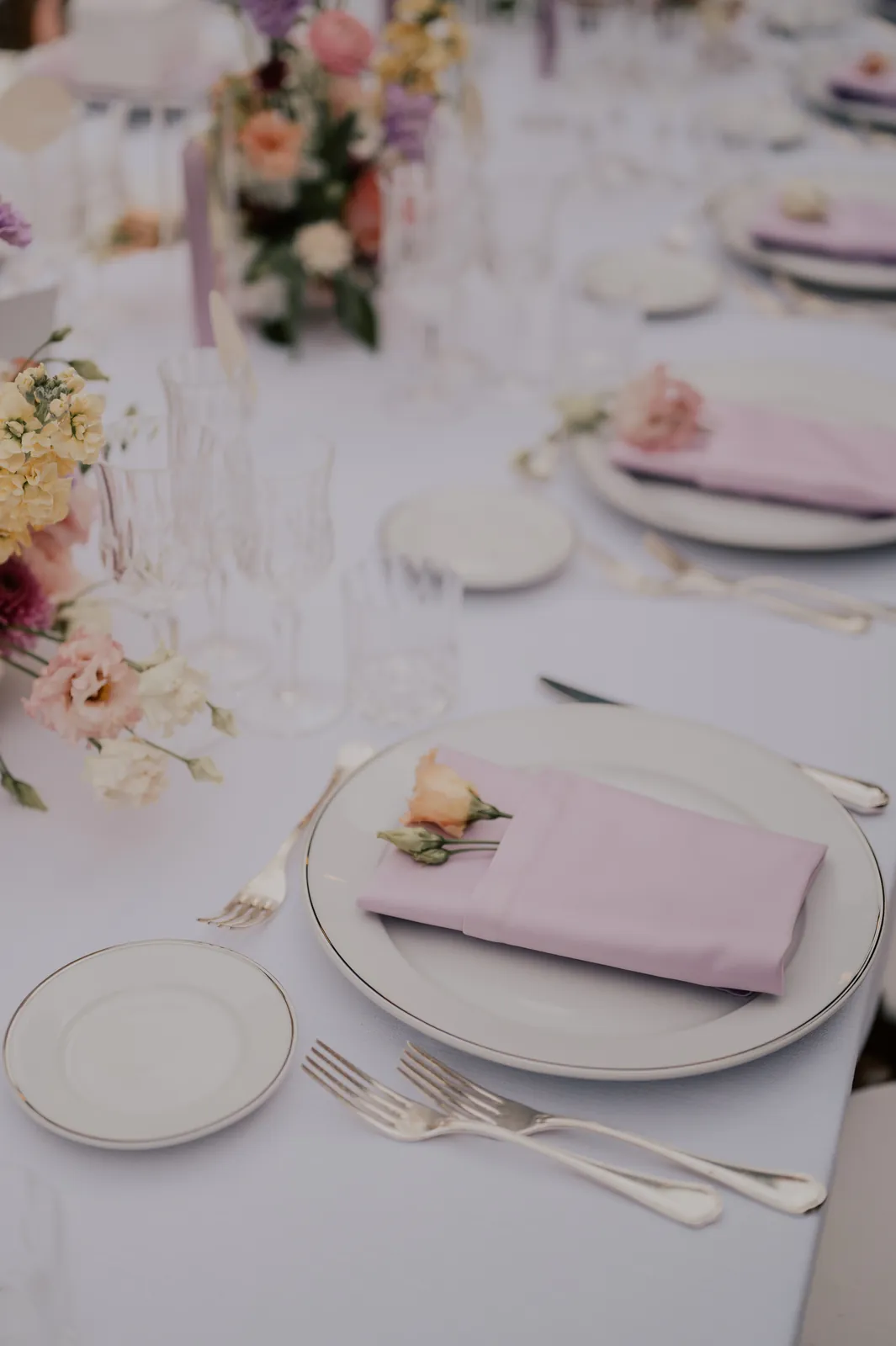 Assiette et serviette mauve, mariage en italie décoré par Mona Ilsa, décoratrice de mariage