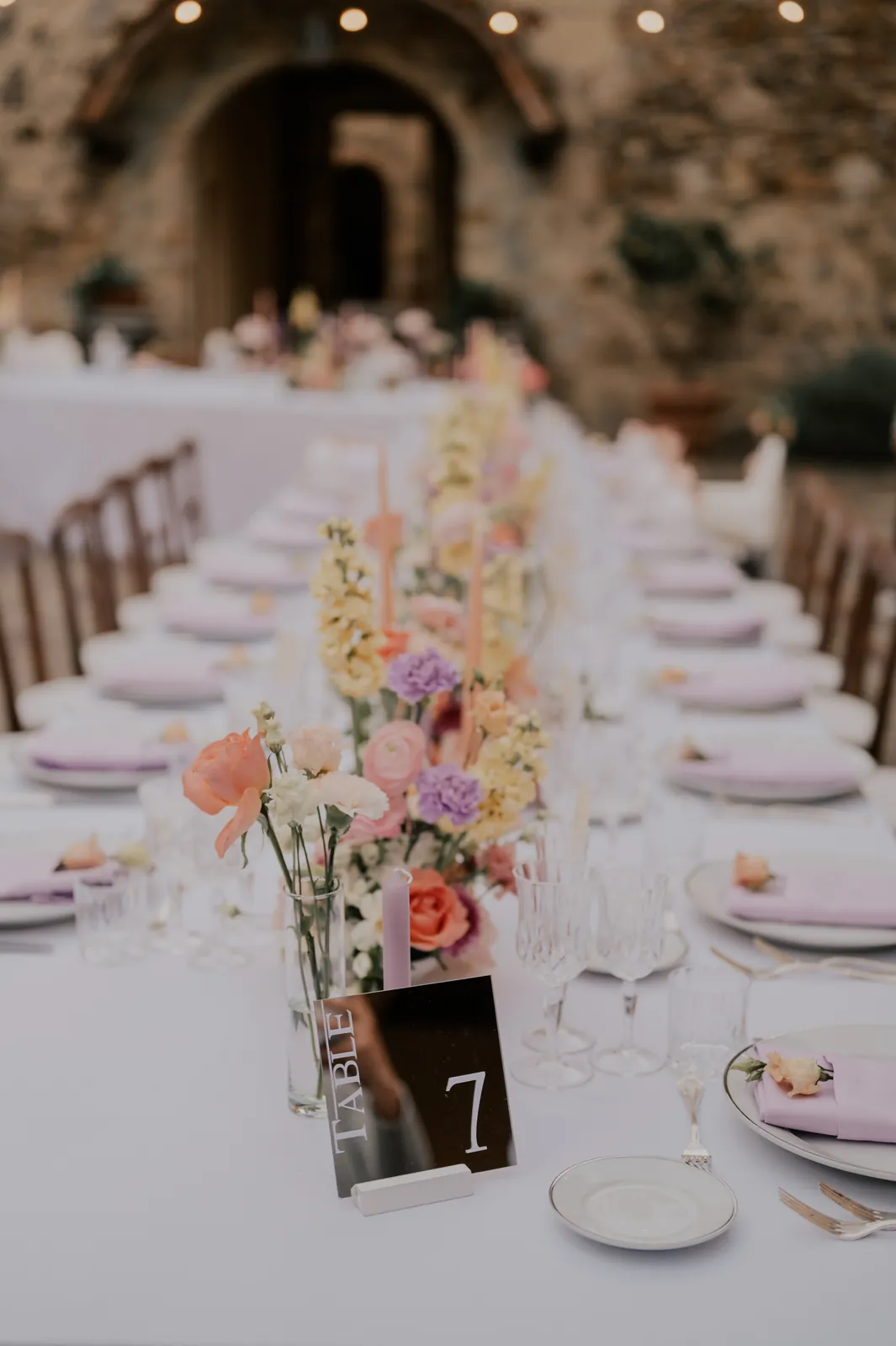 Longue tablée dans la cour, mariage en italie décoré par Mona Ilsa, décoratrice de mariage