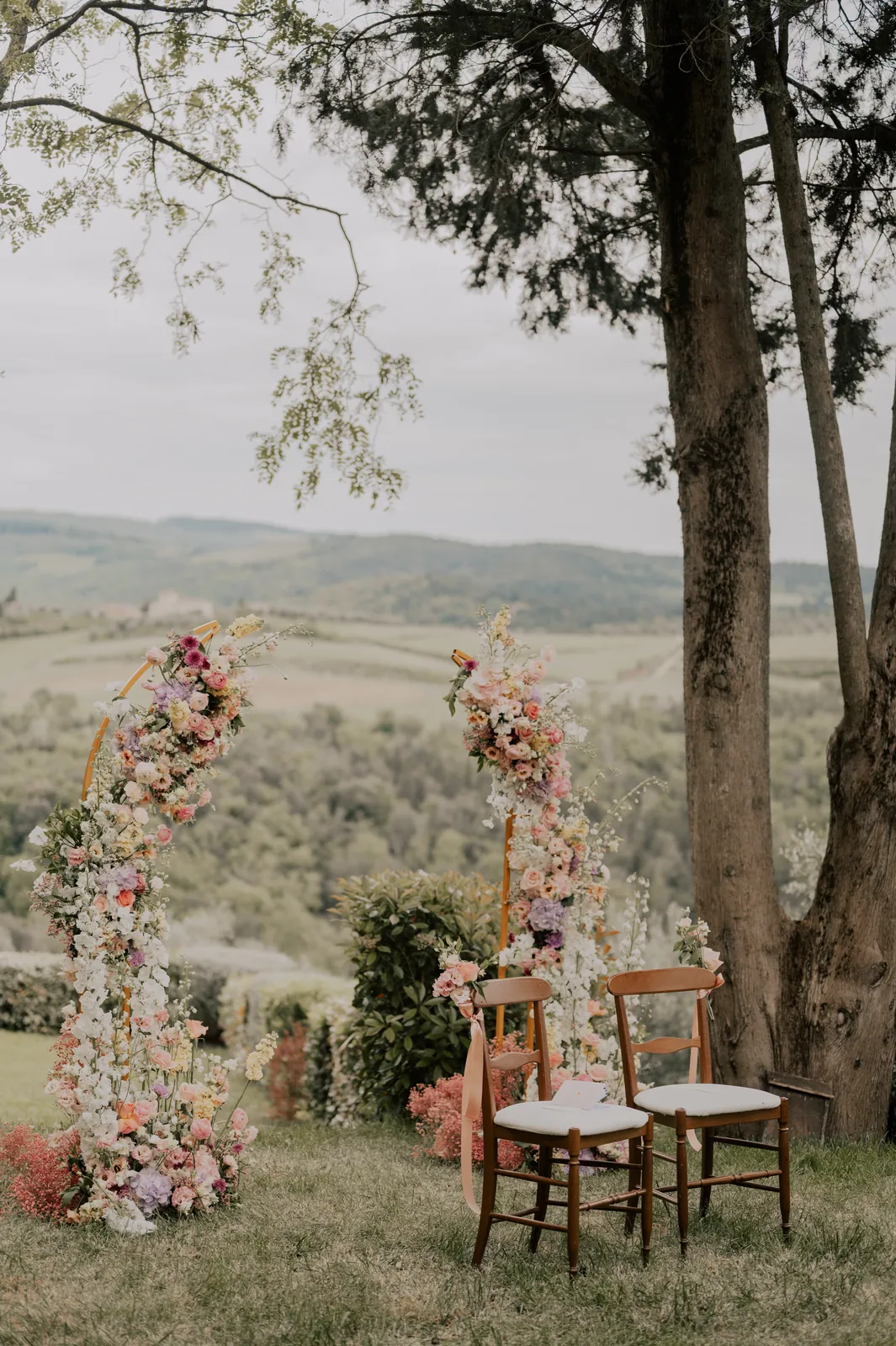 Arche florale et chaises, mariage en italie décoré par Mona Ilsa, décoratrice de mariage