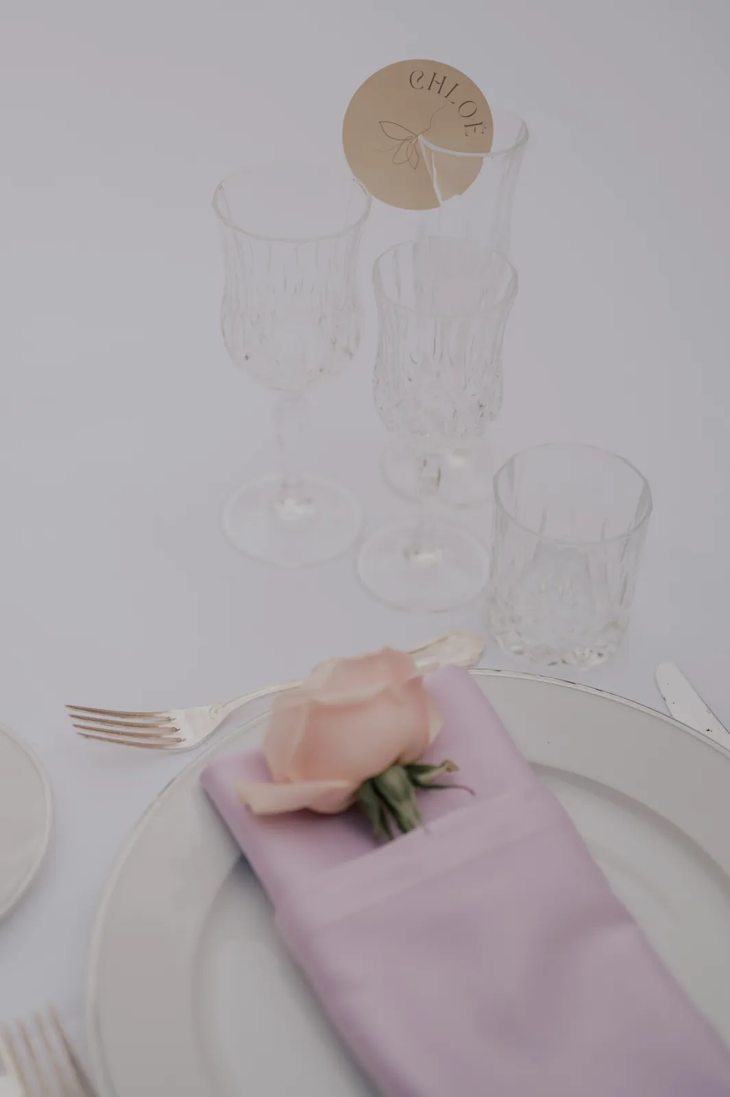 Détail de table, rose et serviette, mariage en italie décoré par Mona Ilsa, décoratrice de mariage