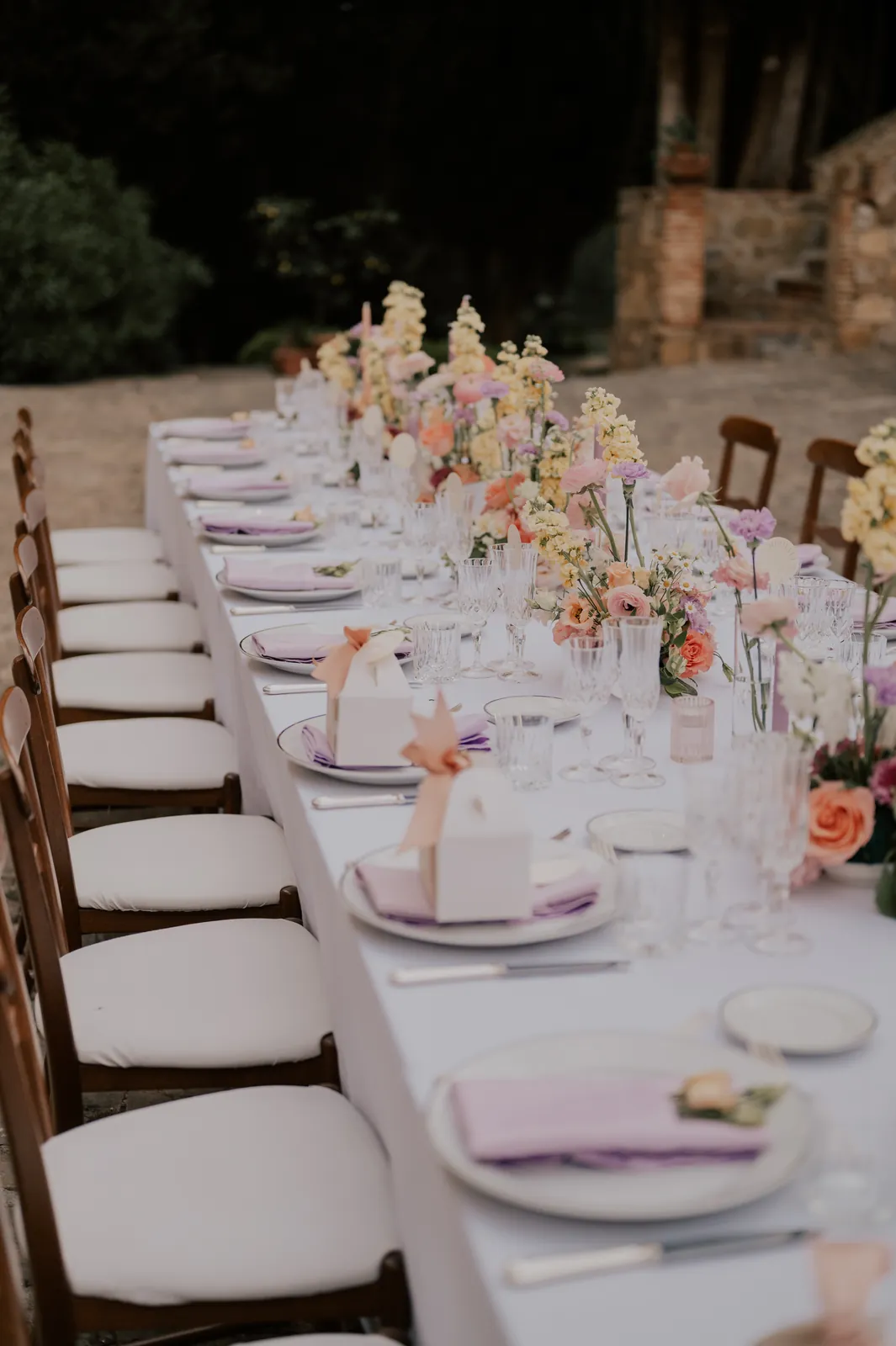 Tablée à la nuit tombée, mariage en italie décoré par Mona Ilsa, décoratrice de mariage