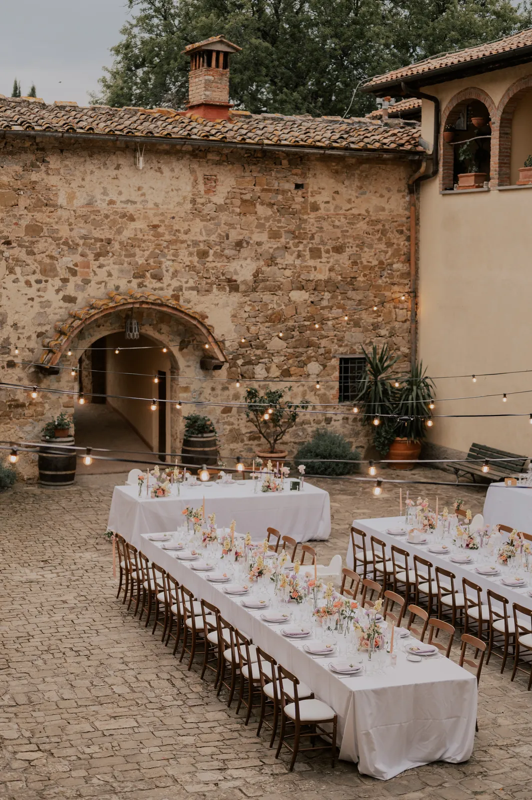 Tablées dans la cour, mariage en italie décoré par Mona Ilsa, décoratrice de mariage