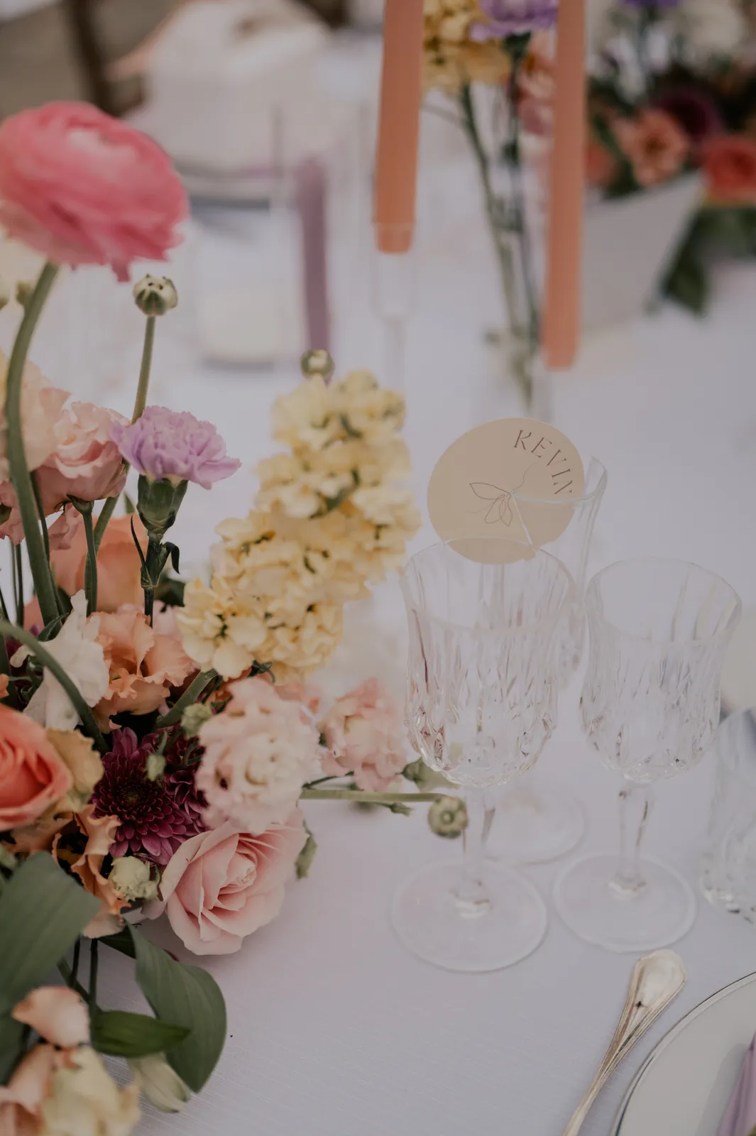 Fleurs et bougies sur table, mariage en italie décoré par Mona Ilsa, décoratrice de mariage