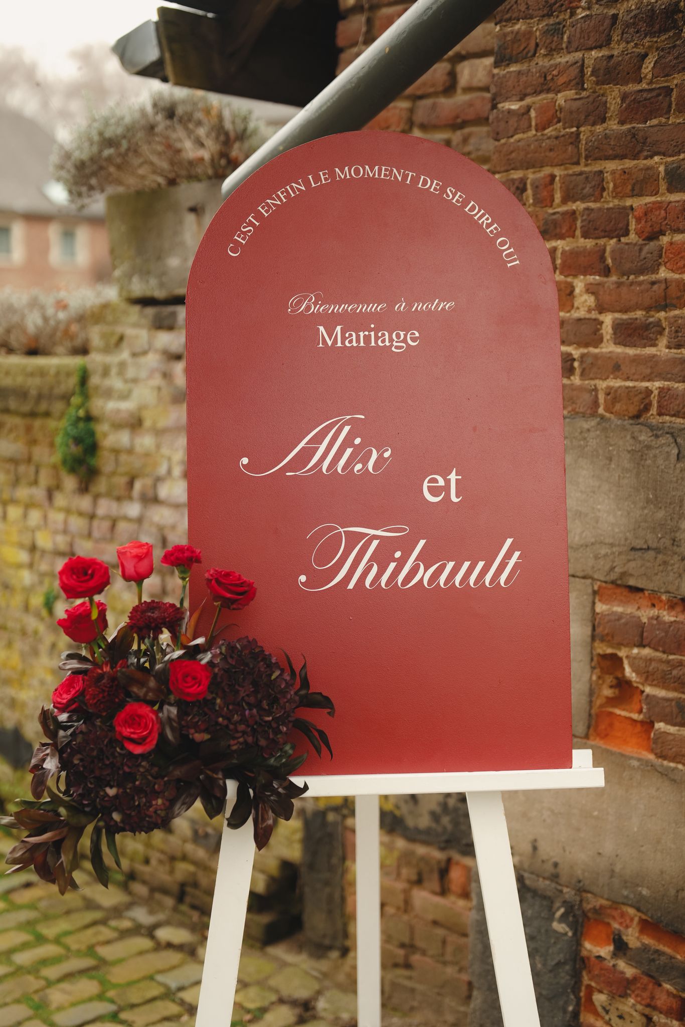 Panneau d'accueil rouge et roses, mariage de noël décoré par Mona Ilsa, décoratrice de mariage