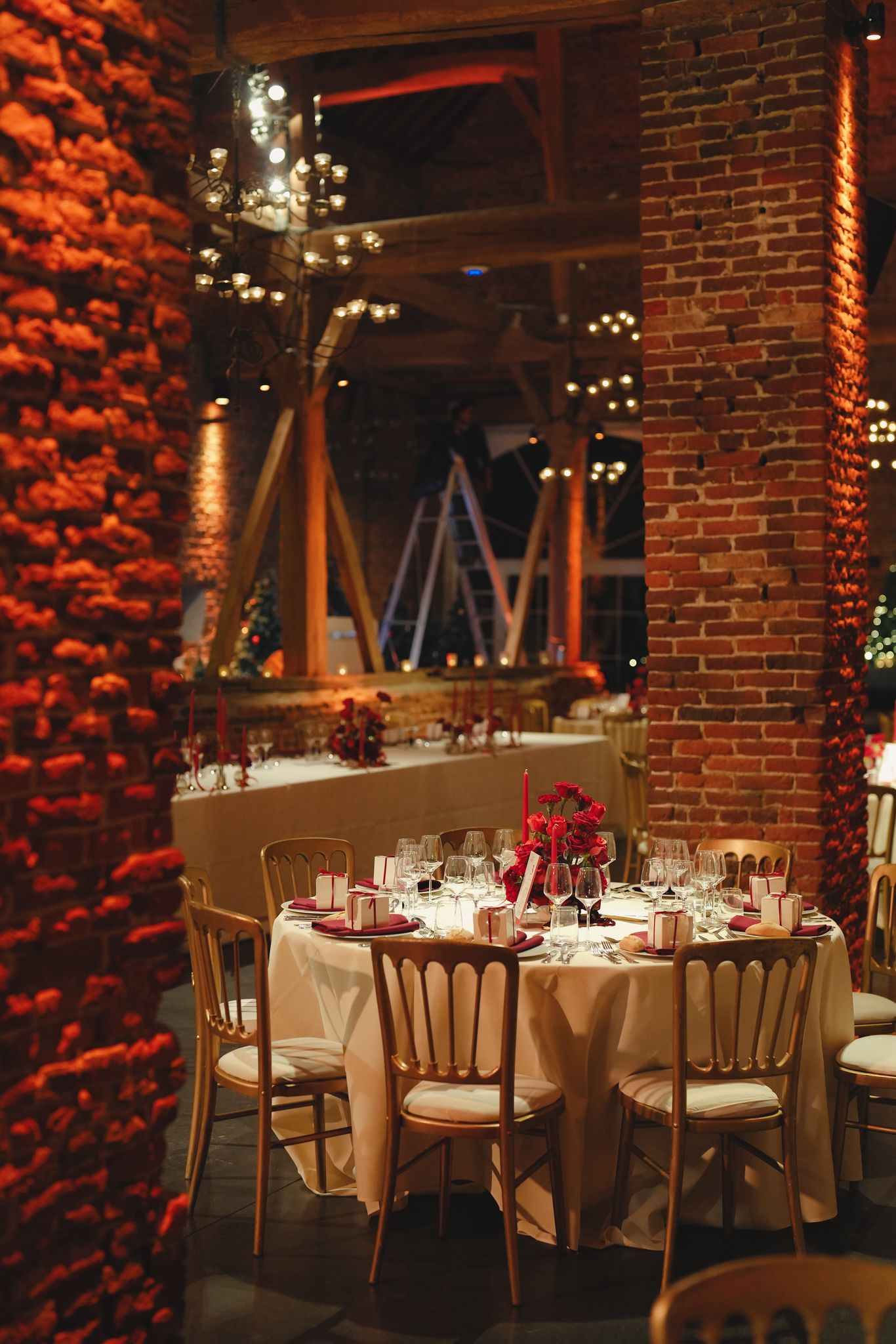 Salle de réception en briques, mariage de noël décoré par Mona Ilsa, décoratrice de mariage