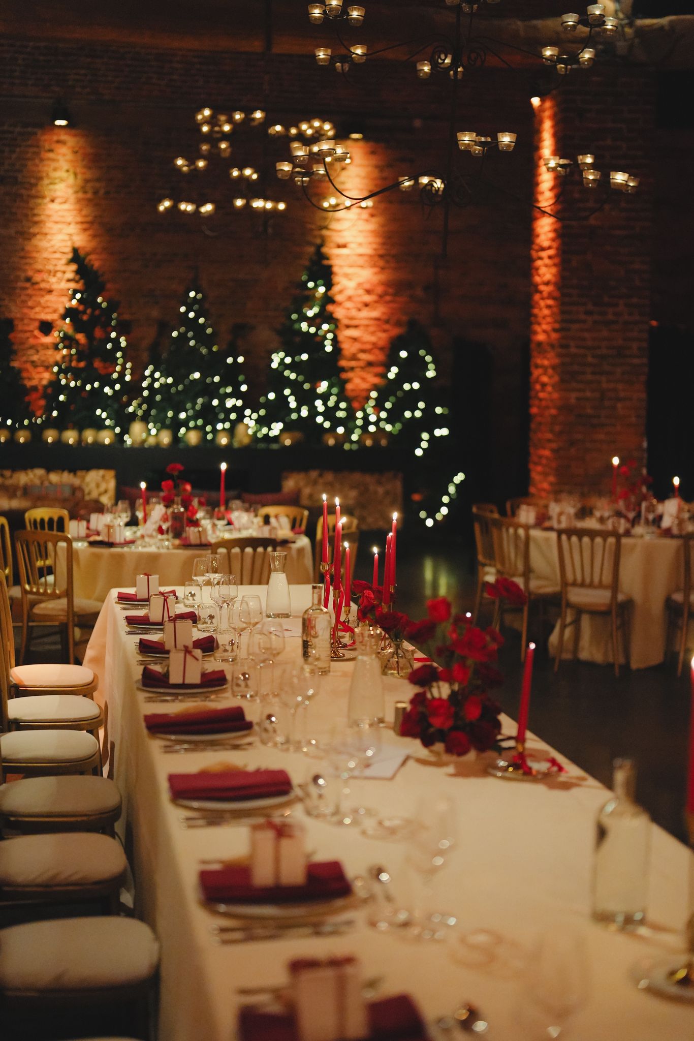 Longues tablées et sapins, mariage de noël décoré par Mona Ilsa, décoratrice de mariage