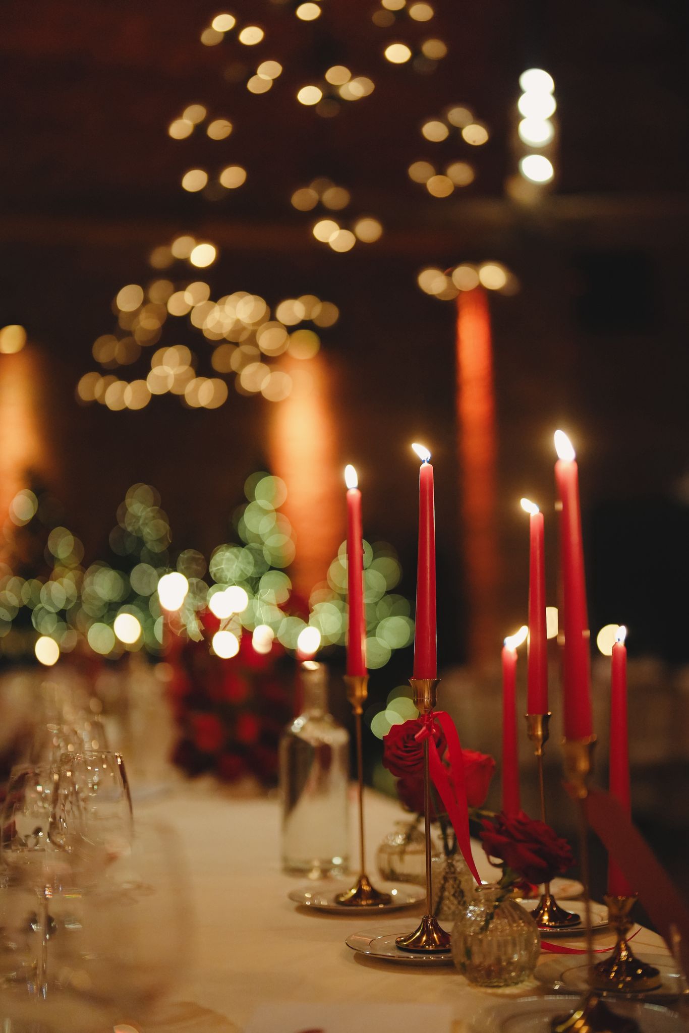 Bougies rouges et roses, mariage de noël décoré par Mona Ilsa, décoratrice de mariage
