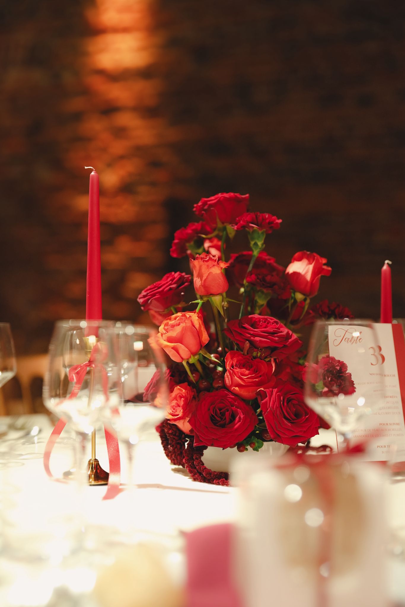 Centre de table en roses rouges, mariage de noël décoré par Mona Ilsa, décoratrice de mariage