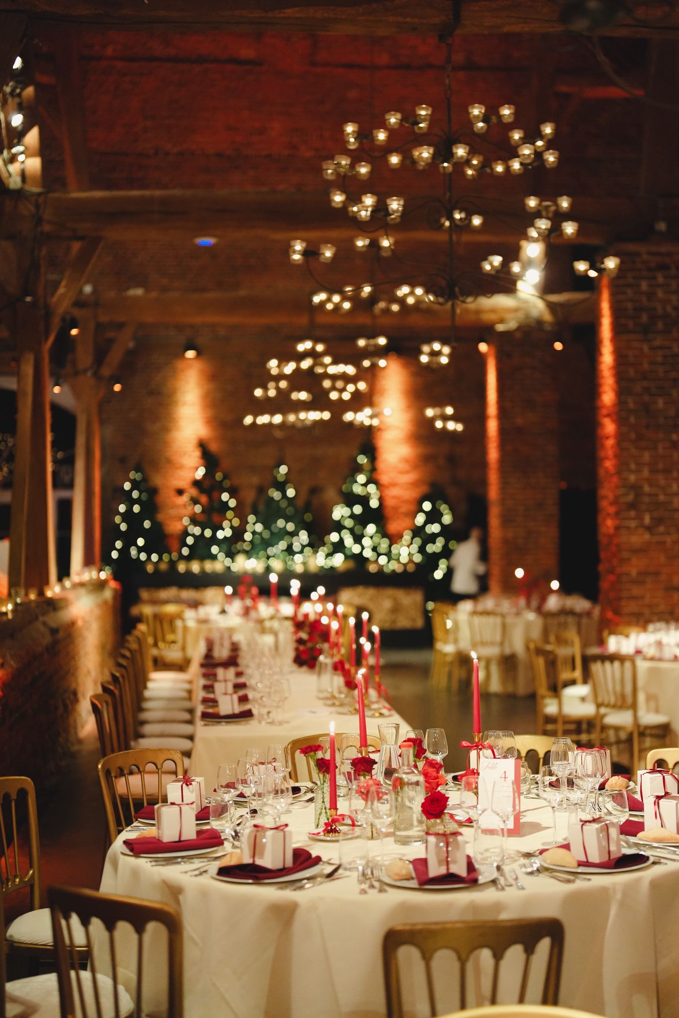 Salle aux lustres, mariage de noël décoré par Mona Ilsa, décoratrice de mariage