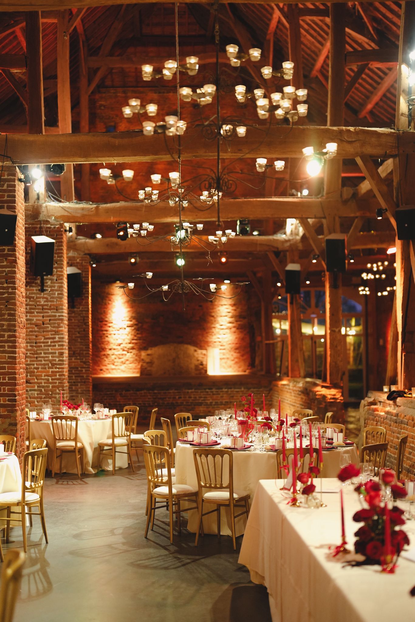 Tables rondes sous les lustres, mariage de noël décoré par Mona Ilsa, décoratrice de mariage