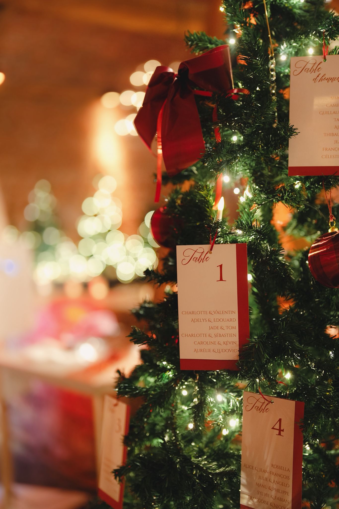 Sapin et plan de table, mariage de noël décoré par Mona Ilsa, décoratrice de mariage