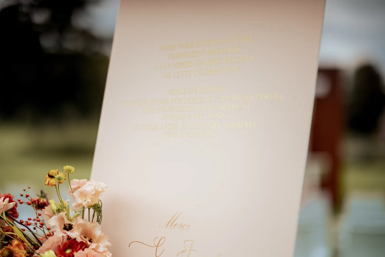 Panneau d'accueil, mariage orangé décoré par Mona Ilsa, décoratrice de mariage
