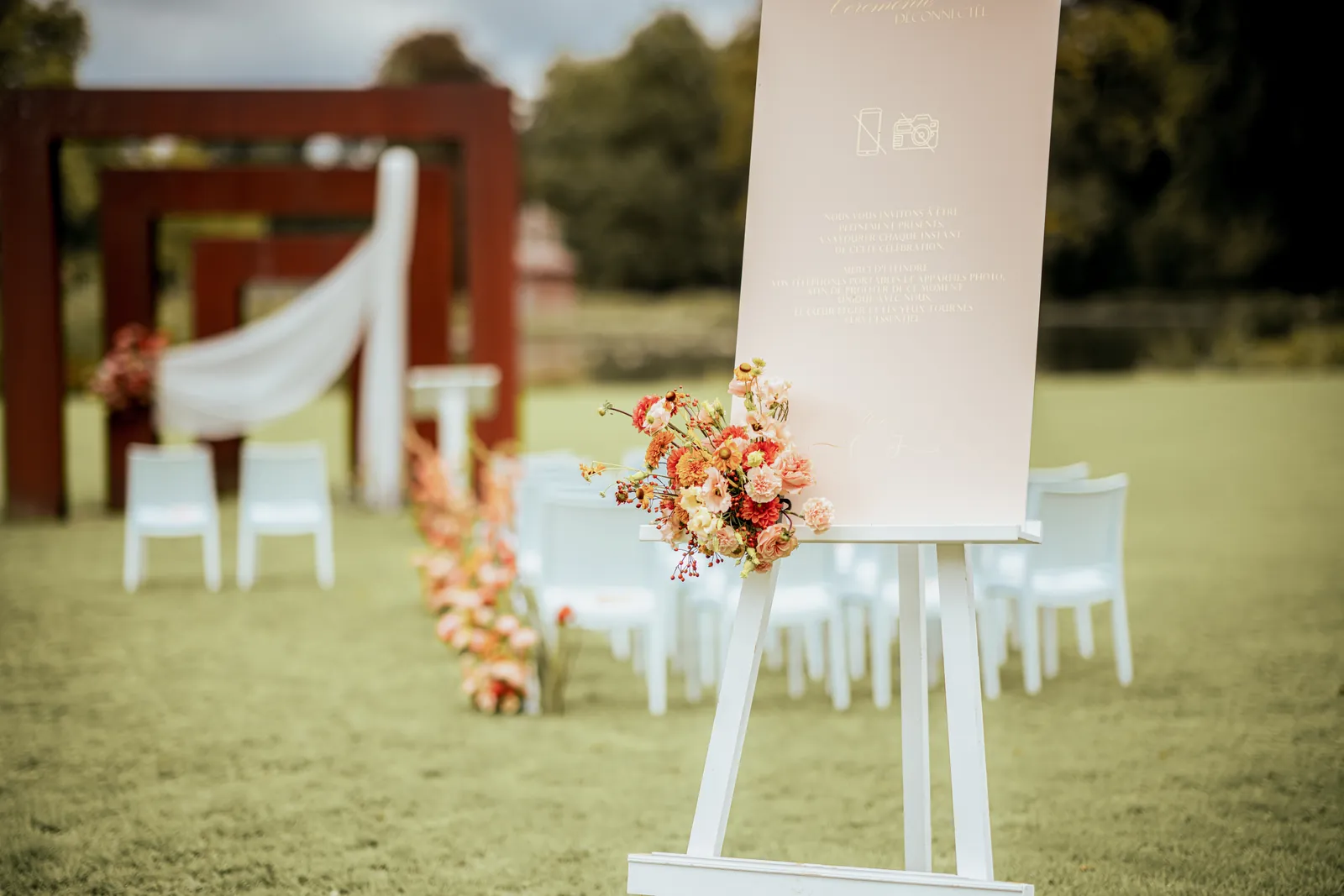 Cérémonie laïque, arche drapée, mariage orangé décoré par Mona Ilsa, décoratrice de mariage