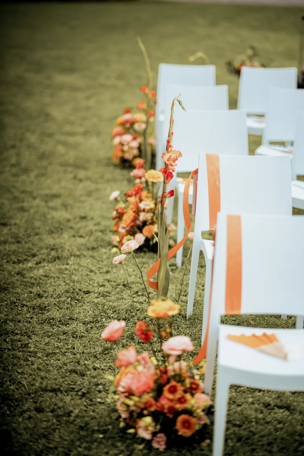 Allée fleurie, mariage orangé décoré par Mona Ilsa, décoratrice de mariage