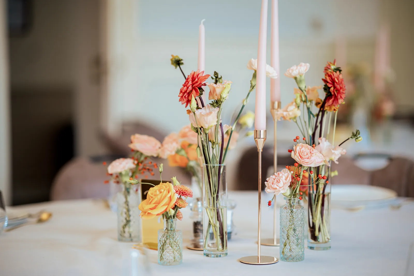 Centres de table orangés, mariage orangé décoré par Mona Ilsa, décoratrice de mariage
