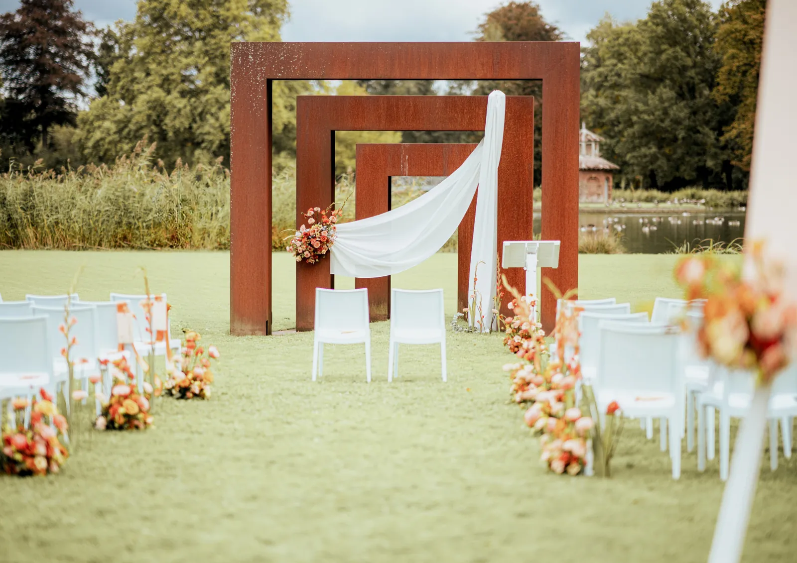 Cérémonie en extérieur, mariage orangé décoré par Mona Ilsa, décoratrice de mariage