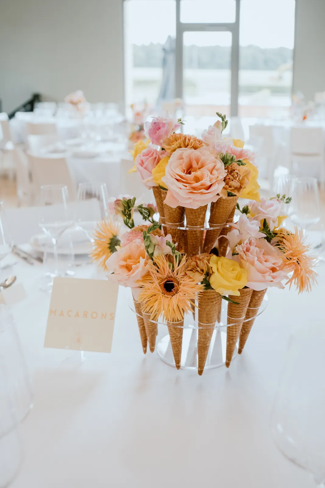 Centre de table en cornets fleuris, mariage pastel décoré par Mona Ilsa, décoratrice de mariage