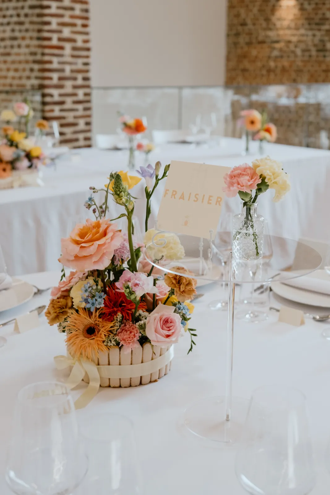 Centre de table fleuri, mariage pastel décoré par Mona Ilsa, décoratrice de mariage
