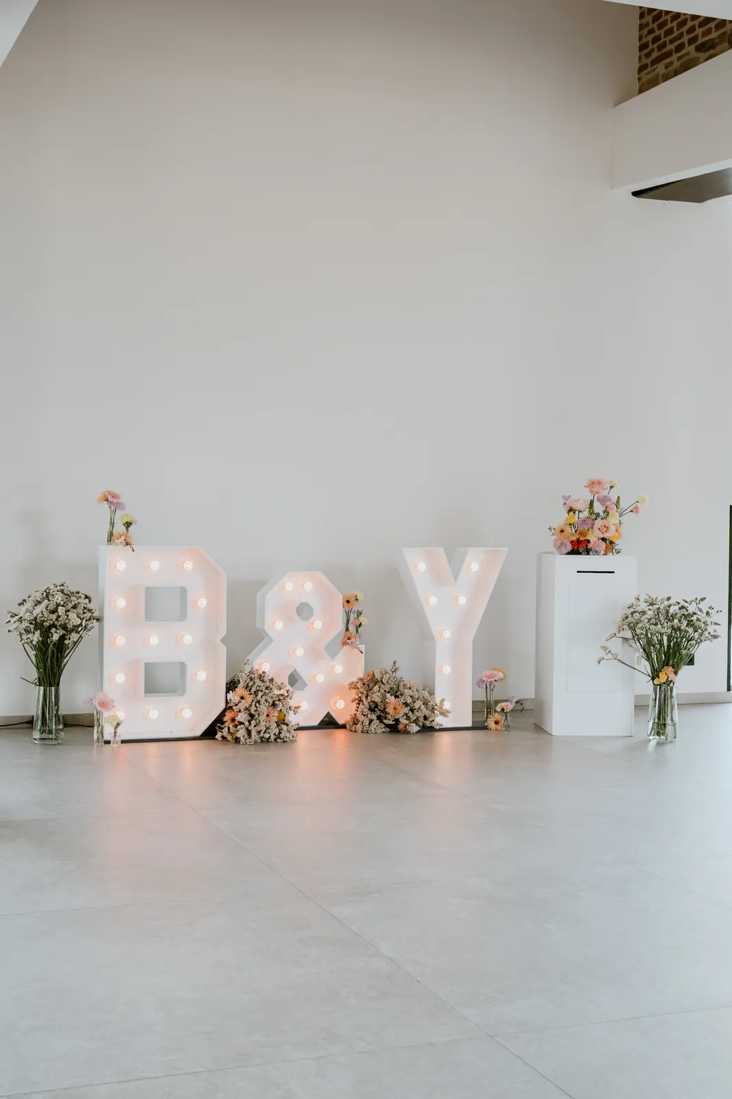Lettres lumineuses, mariage pastel décoré par Mona Ilsa, décoratrice de mariage