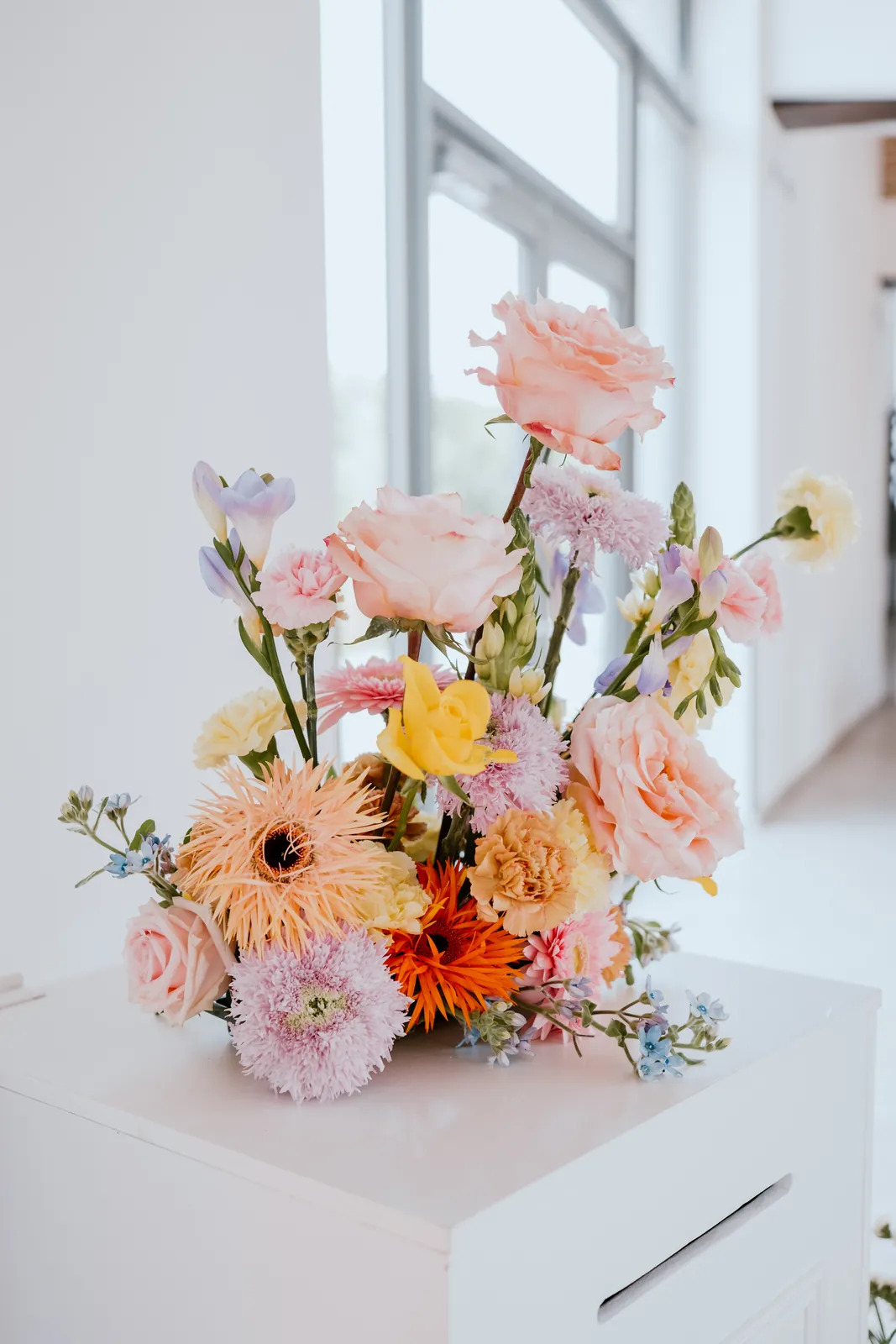 Composition florale sur colonne, mariage pastel décoré par Mona Ilsa, décoratrice de mariage