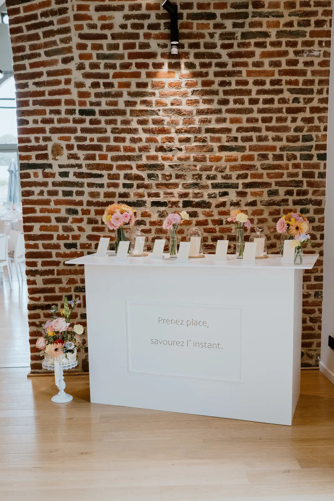 Bar blanc et mur de briques, mariage pastel décoré par Mona Ilsa, décoratrice de mariage