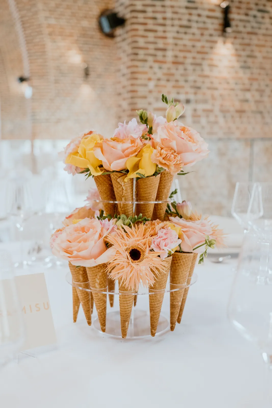 Cornets fleuris, mariage pastel décoré par Mona Ilsa, décoratrice de mariage