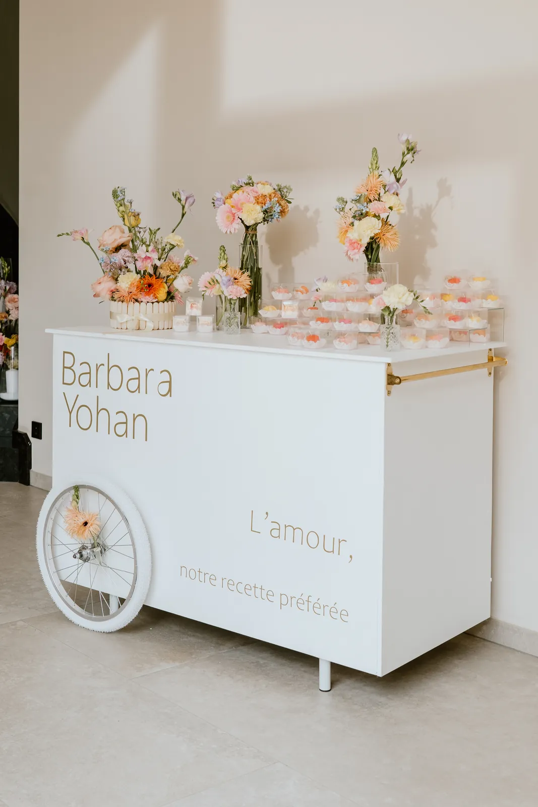Chariot fleuri, mariage pastel décoré par Mona Ilsa, décoratrice de mariage