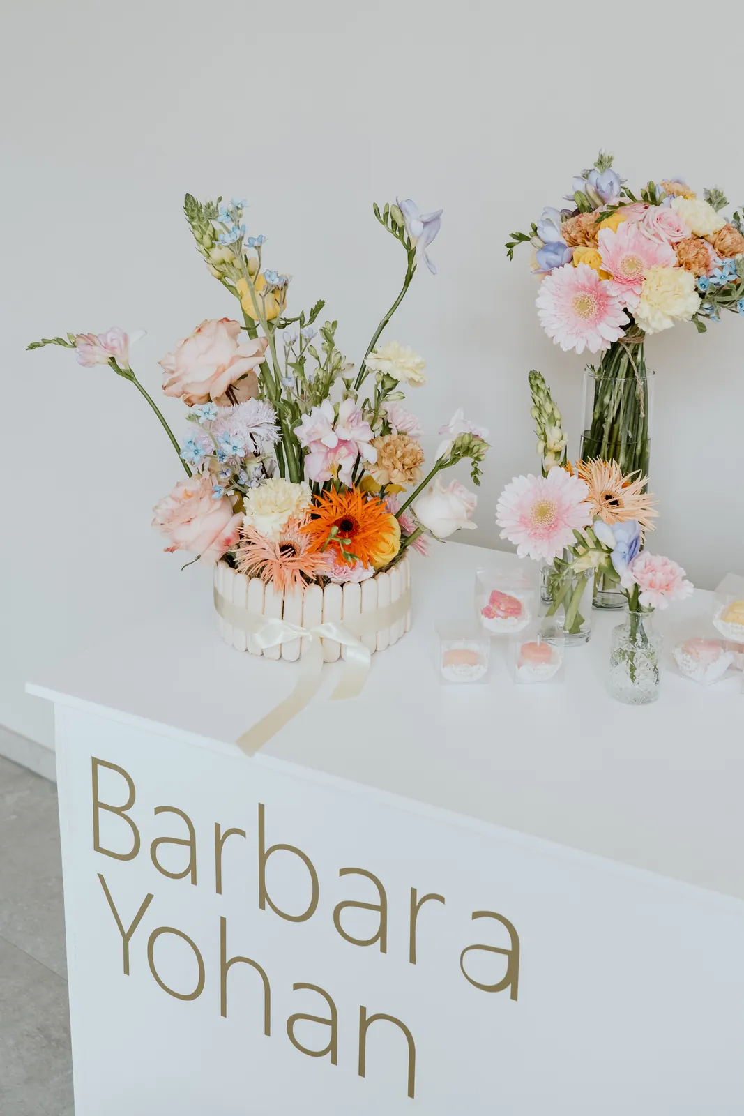 Compositions et panneau des mariés, mariage pastel décoré par Mona Ilsa, décoratrice de mariage
