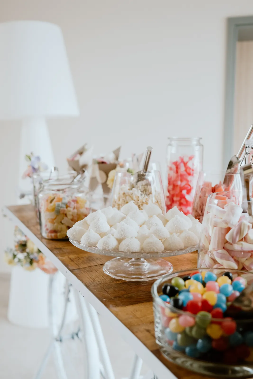 Bar à bonbons, mariage pastel décoré par Mona Ilsa, décoratrice de mariage