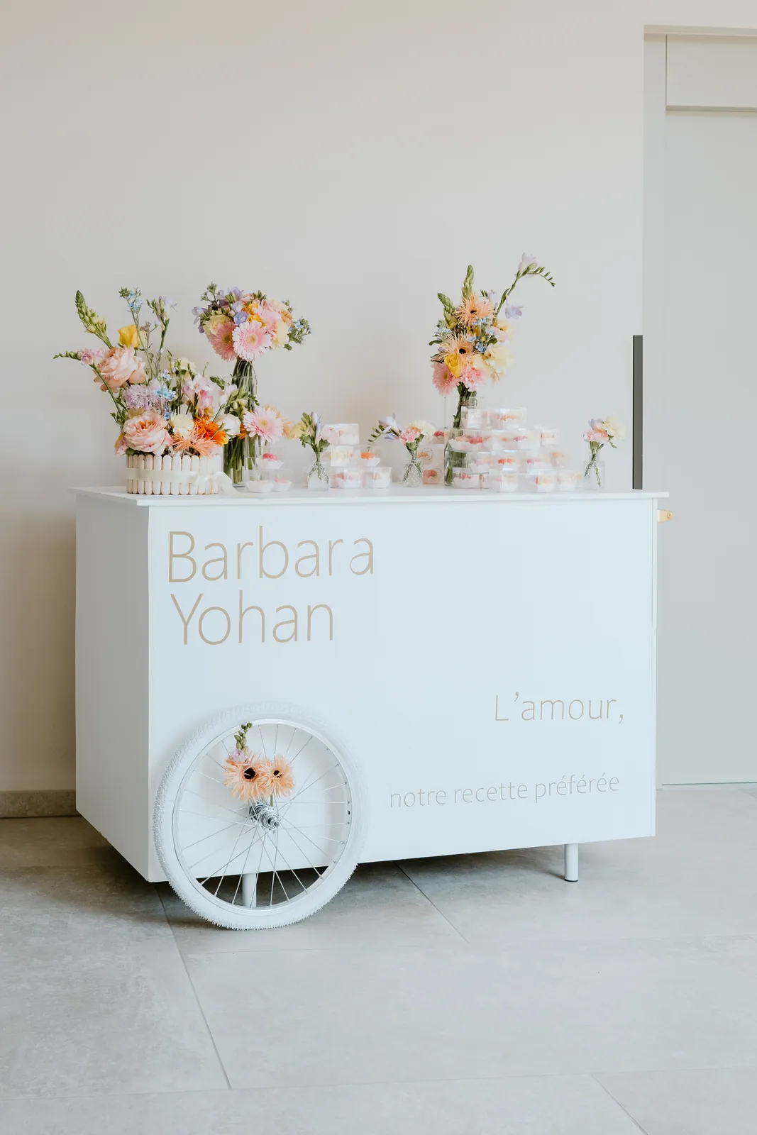 Chariot fleuri, mariage pastel décoré par Mona Ilsa, décoratrice de mariage